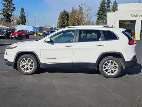 Used 2018 Jeep Cherokee Latitude image 3