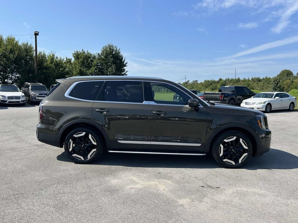 Used 2023 Kia Telluride EX w/ EX Captain's Chair Package FWD image 8