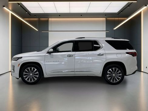 Used 2023 Chevrolet Traverse Premier FWD image 2