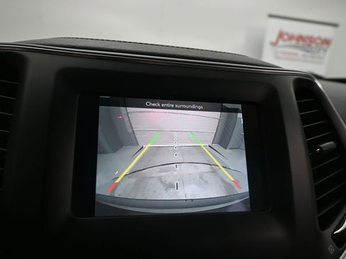 Used 2019 Jeep Cherokee Latitude Plus w/ Comfort/Convenience Group AWD/4WD image 18