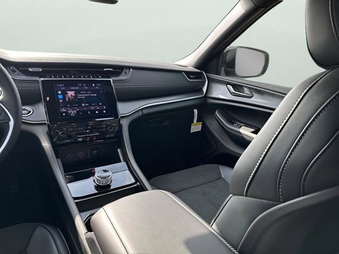 New 2025 Jeep Grand Cherokee Altitude image 23