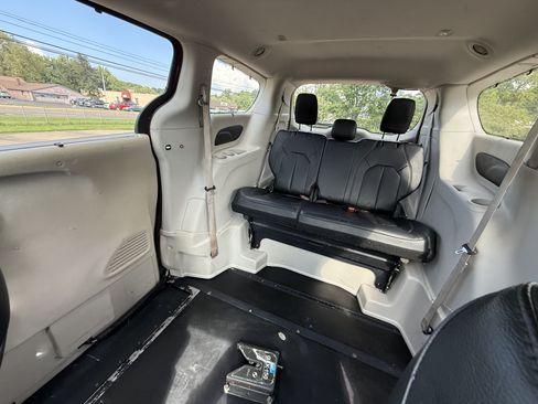 Used 2020 Chrysler Pacifica Touring-L FWD image 26