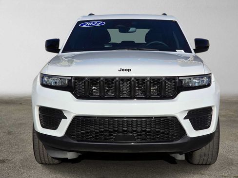 Used 2024 Jeep Grand Cherokee Altitude RWD image 8