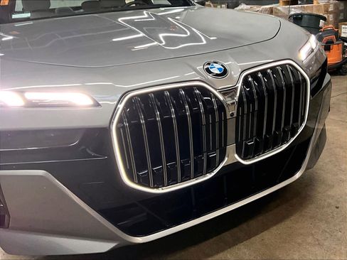 Certified 2025 BMW 760i xDrive AWD/4WD image 32