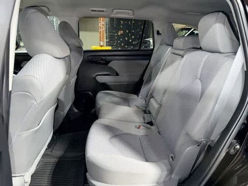 Used 2022 Toyota Highlander LE AWD/4WD image 17