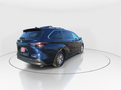 Used 2024 Toyota Sienna LE FWD image 8