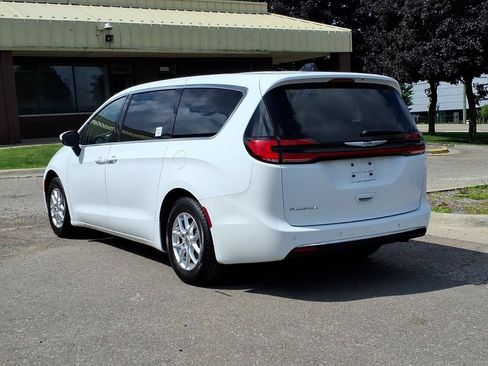 Used 2023 Chrysler Pacifica Touring-L FWD image 3