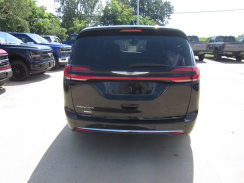 Used 2025 Chrysler Pacifica Select FWD image 4