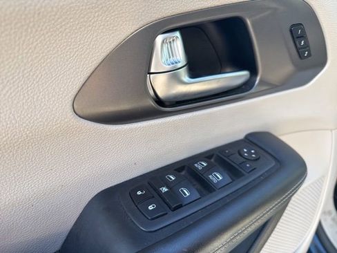 Used 2023 Chrysler Pacifica Touring-L FWD image 8