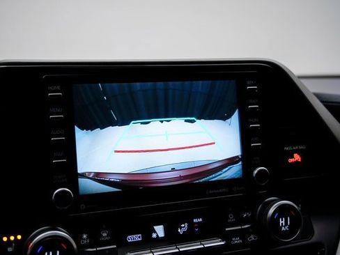 Used 2021 Toyota Highlander XLE image 30