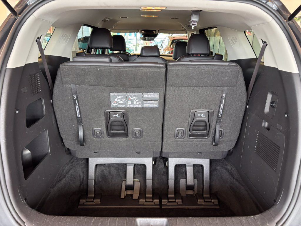 Used 2025 Kia Carnival FWD image 30