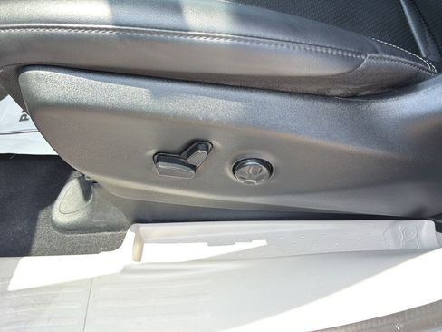 Used 2024 Chrysler Pacifica Touring-L FWD image 19