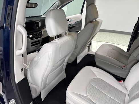 Used 2018 Chrysler Pacifica Touring Plus FWD image 22