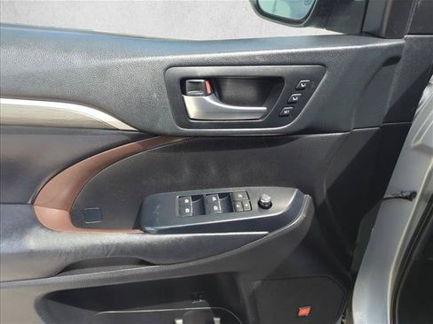 Used 2019 Toyota Highlander Limited FWD image 11