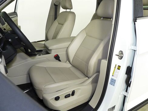 Used 2021 Volkswagen Atlas SE w/ Panoramic Sunroof Package image 23