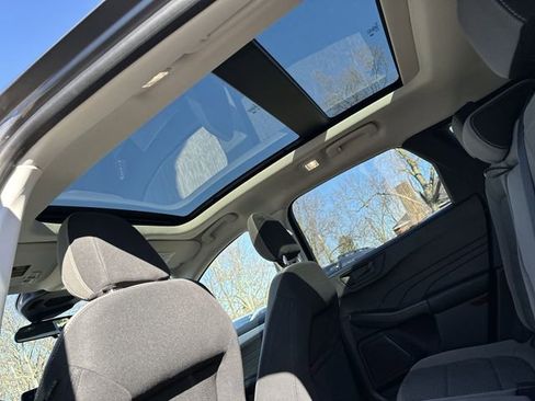 Used 2022 Ford Escape SE w/ SE Sport Appearance Package image 18