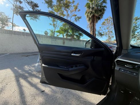 Used 2025 Nissan Altima 2.5 SV image 18