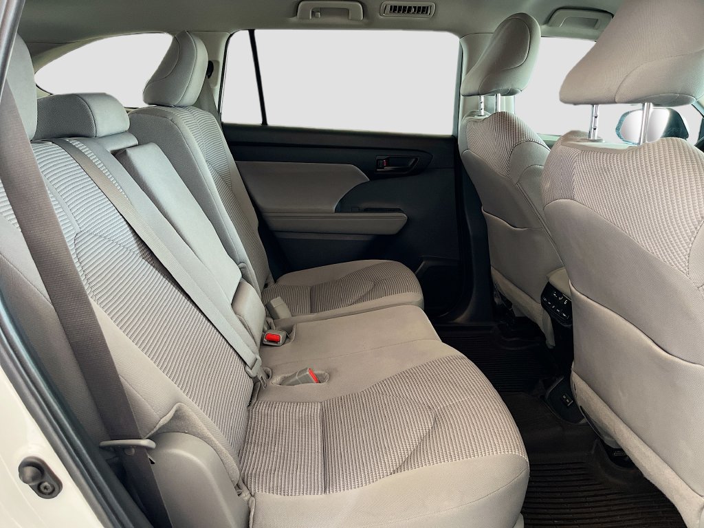Used 2024 Toyota Highlander LE FWD image 29