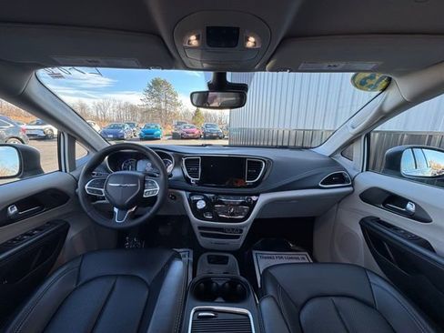 Used 2023 Chrysler Pacifica Touring-L FWD image 20