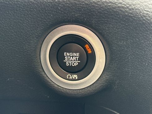 Used 2025 Chrysler Pacifica Limited FWD image 22