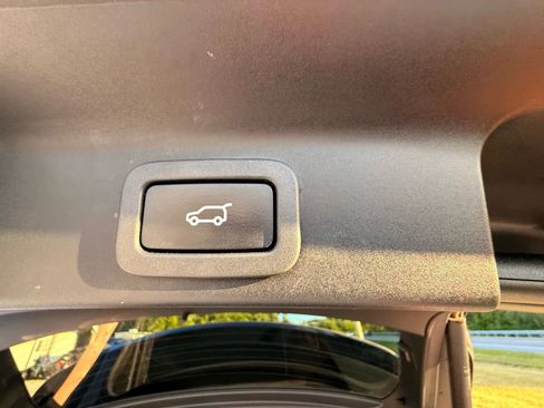 Used 2017 Jaguar F-PACE Premium image 10