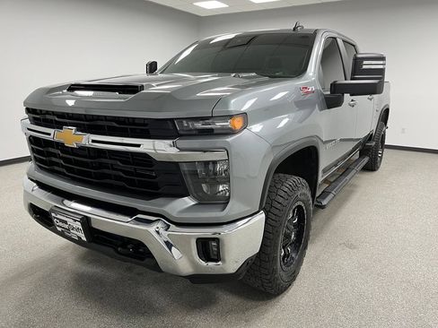 Used 2025 Chevrolet Silverado 2500 LT w/ Convenience Package AWD/4WD image 4