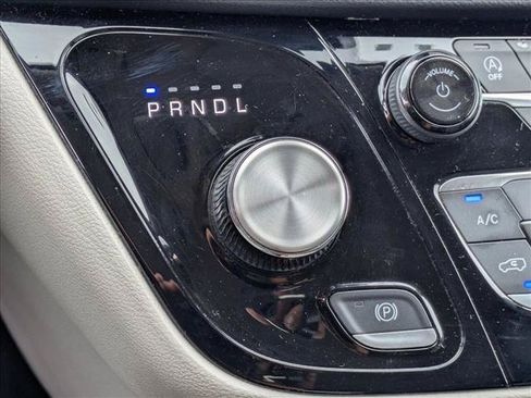 Used 2023 Chrysler Pacifica Touring-L FWD image 12