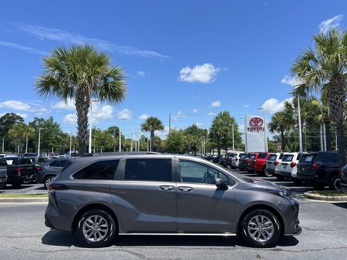 Used 2024 Toyota Sienna XLE FWD image 11