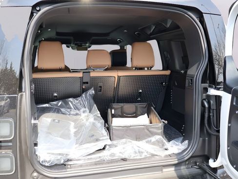 New 2026 Land Rover Defender 110 X-Dynamic SE AWD/4WD image 15