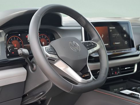 Used 2024 Volkswagen Atlas Peak Edition SE AWD/4WD image 25