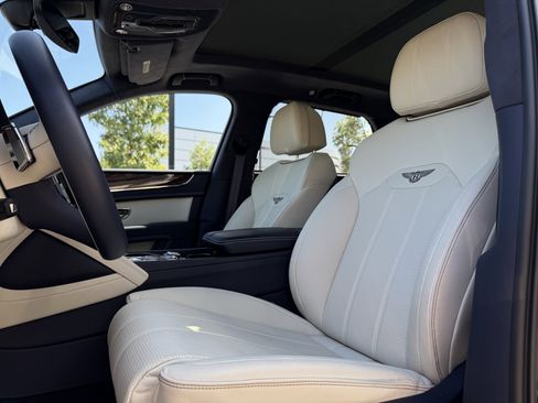 Used 2024 Bentley Bentayga image 5