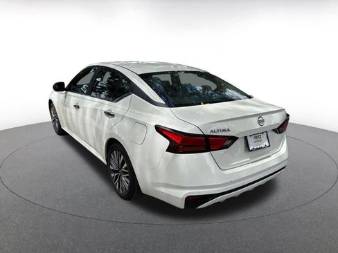 Used 2025 Nissan Altima 2.5 SV FWD image 9