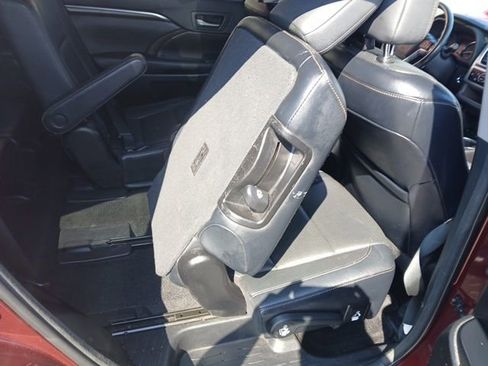 Used 2015 Toyota Highlander Limited image 30
