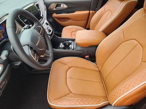 New 2026 Chrysler Pacifica Pinnacle FWD image 9