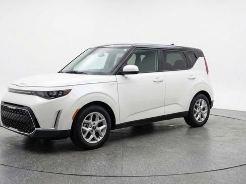 Used 2025 Kia Soul LX w/ LX Technology Package image 3