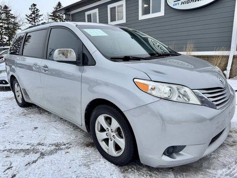 Used 2015 Toyota Sienna LE image 2