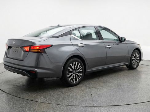 Used 2025 Nissan Altima 2.5 SV image 9