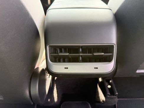 Used 2022 Tesla Model Y Long Range AWD/4WD image 26