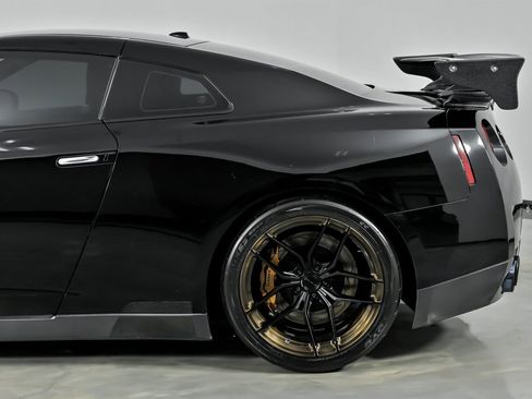 Used 2011 Nissan GT-R Premium image 9
