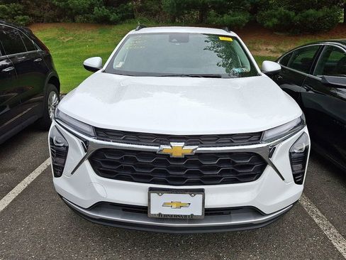 Used 2024 Chevrolet Trax LT w/ Driver Confidence Package FWD image 2