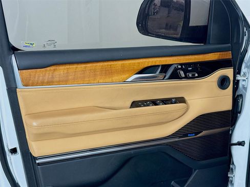 Used 2022 Jeep Grand Wagoneer Series III image 11