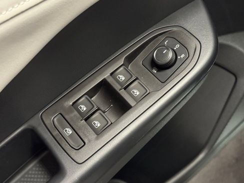 New 2025 Volkswagen Taos SE image 18