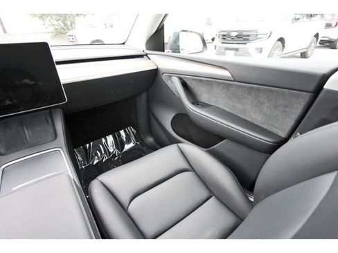 Used 2025 Tesla Model Y Long Range RWD image 9