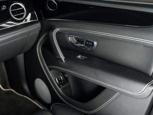Used 2018 Bentley Bentayga image 24
