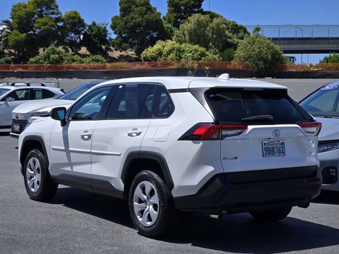 Used 2022 Toyota RAV4 LE FWD image 6