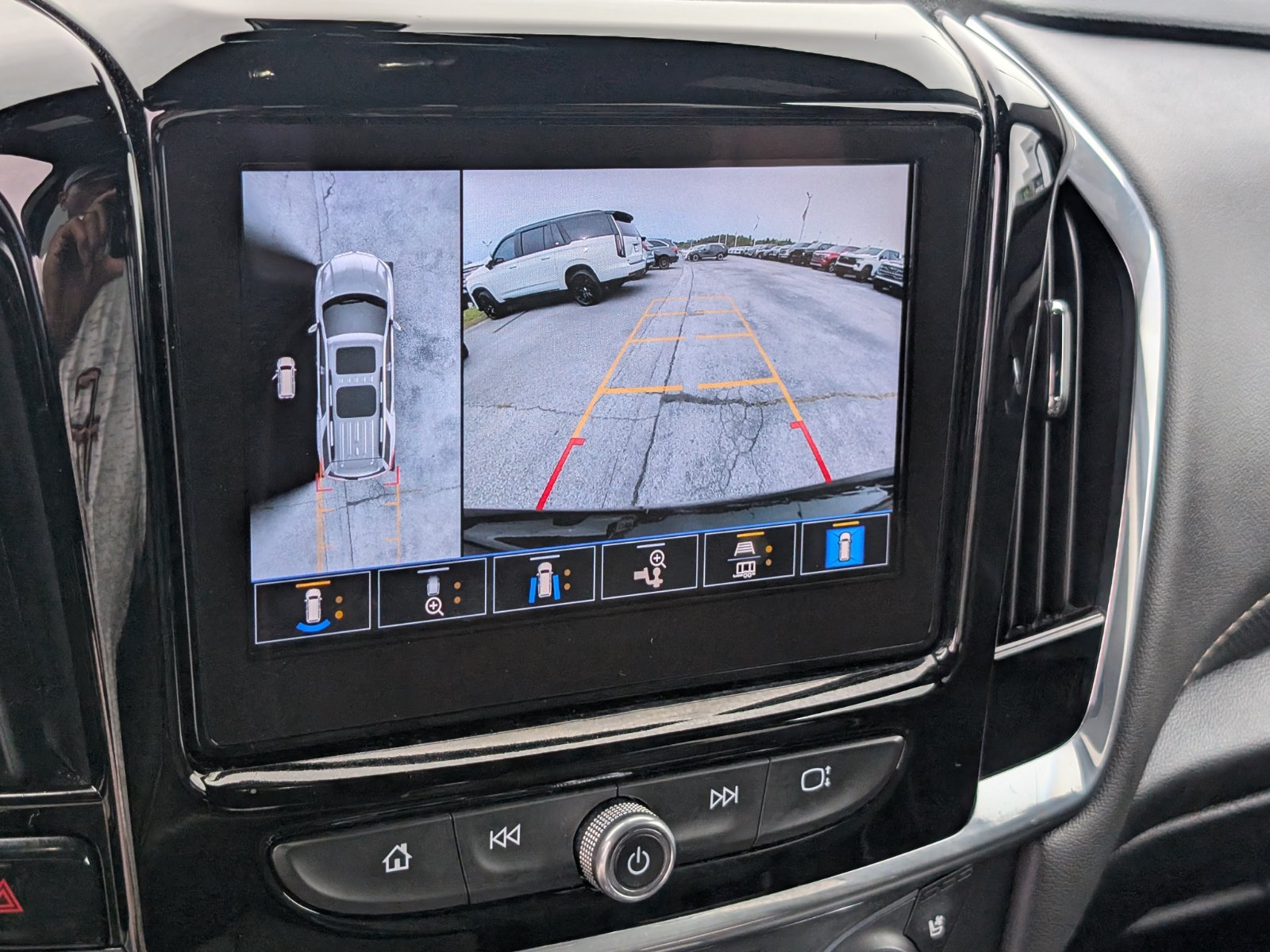 Used 2023 Chevrolet Traverse Premier FWD image 7