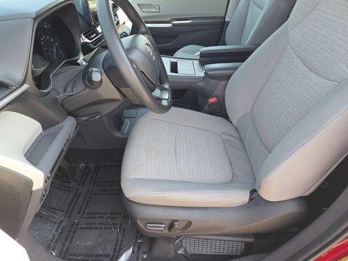 Used 2024 Toyota Sienna LE FWD image 8