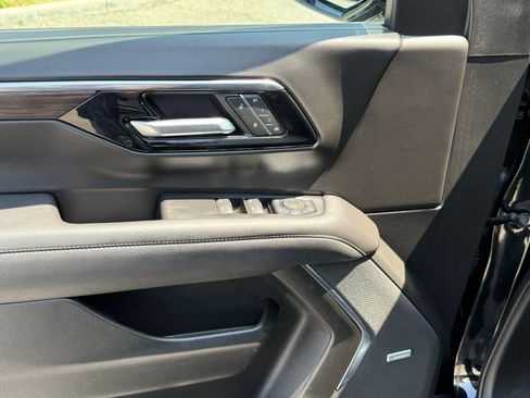 Used 2025 Chevrolet Suburban Premier RWD image 19