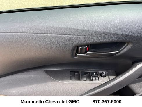 Used 2025 Toyota Corolla LE FWD image 10