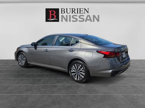 Used 2024 Nissan Altima 2.5 SV AWD/4WD image 3